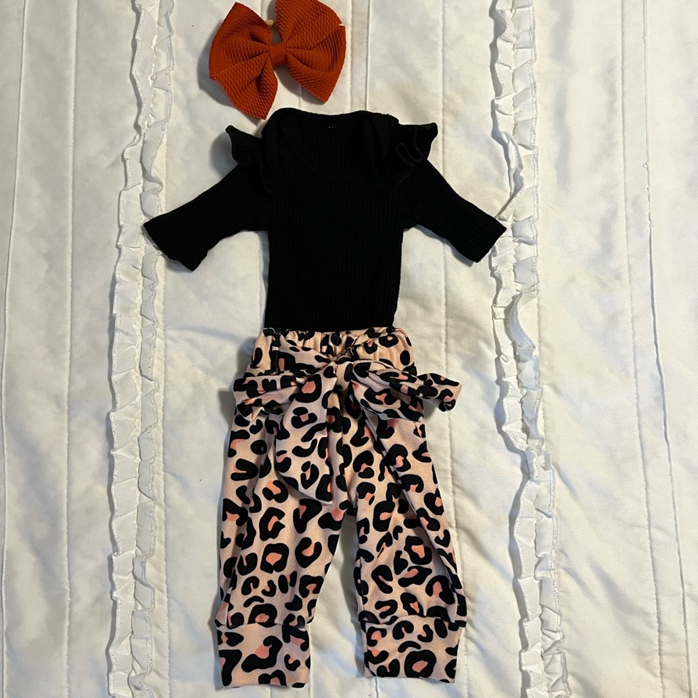Newborn girls black, leopard animal print outfit with hair bow - new no tags